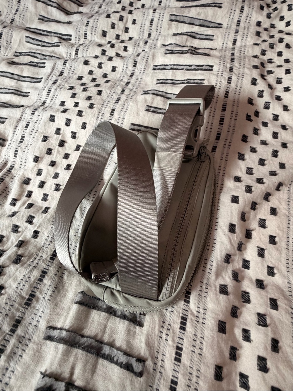 lululemon athletica 1L Belt Bag Downtown Tan/Silver - Brand New, Never Used - Picture 2 of 3